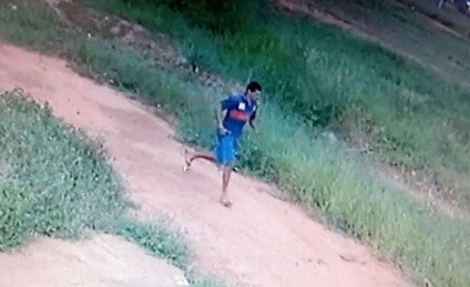 Suspeito corre logo após o ataque à mulher de 55 anos - Divulgação