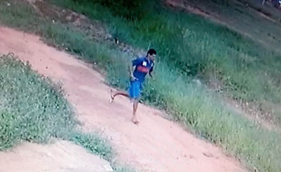 Suspeito corre logo após o ataque à mulher de 55 anos - Divulgação