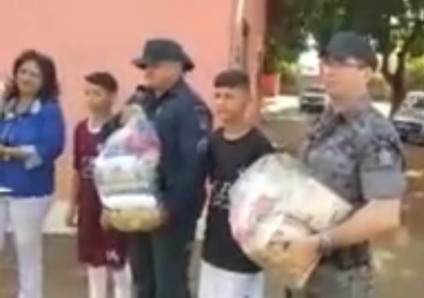 Crianças do projeto participaram da entrega, nesta segunda-feira - André Barbosa/JPNEWS