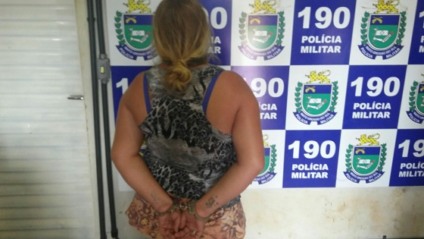 Mulher de 22 anos tinha várias porções de maconha nos bolsos - Cláudio Jr./TVC