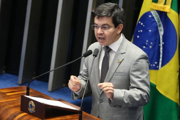 Texto, relatado pelo senador Randolfe Rodrigues, determina o fim do foro por prerrogativa de função para todas as autoridades, inclusive para o presidente da República, nas infrações penais comuns - Antonio Cruz/Agência Brasil