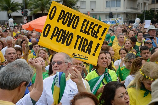 Manifestantes protestam na praia de Copacabana, na manhã de hoje - Tomaz Silva/Agência Brasil