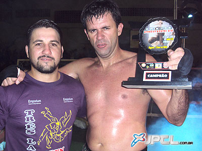 Alex levou o troféu, mas quebrou a mão - Alex levou o troféu, mas quebrou a mão -