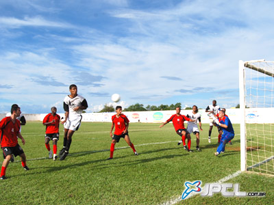 Lançamento na área do Bandeirantes, com jogadores do Misto tentando cabeçear e marcar gol -