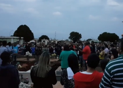Amigos cantam "Eu gostava tanto de você" na despedida de Pele Negra - Reprodução