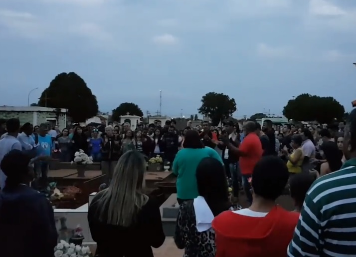 Amigos cantam "Eu gostava tanto de você" na despedida de Pele Negra - Reprodução