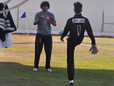 Goleiro Ramon (esq.) substitui o titular Cléber, domingo, contra o Colorado - Goleiro Ramon (esq.) substitui o titular Cléber, domingo, contra o Colorado -