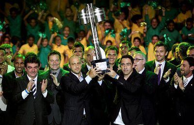 Alessandro e Chicão, que se alternaram como capitães do Corinthians em 2011, levantaram juntos o troféu -