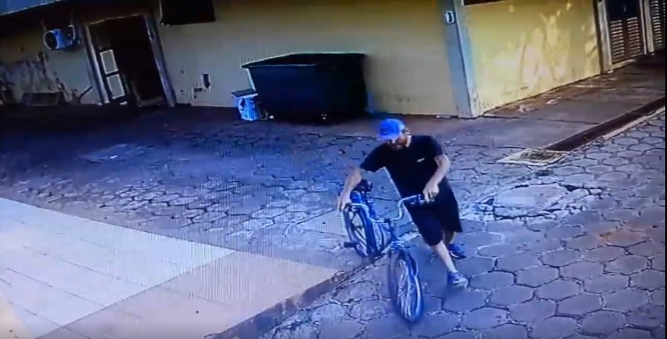 Segundo boletim de ocorrência, o homem trabalha na Santa Casa local e deixou sua bicicleta estacionado no pátio - Câmeras de Segurança