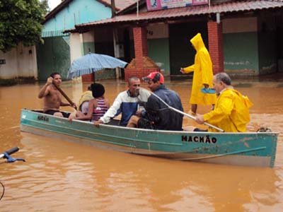 Para o coordenador da Defesa Civil, andar de bote é querer aparecer -