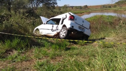 Motorista ficou com ferimentos leves após lateral de carro ser atingido por caminhão - André Barbosa/JPNEWS