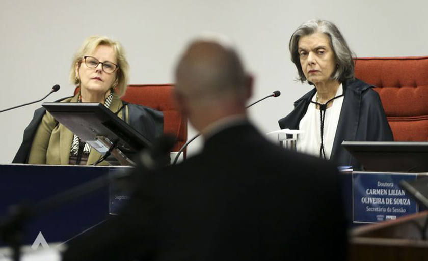 A ministra Rosa Weber e a presidente do STF, Cármem Lúcia, ouvem convidado na última audiência pública sobre descriminalização do aborto - Marcelo Camargo/Agência Brasil