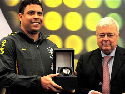 Ronaldo recebe homenagem da CBF - Ronaldo recebe homenagem da CBF -