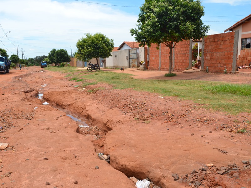 Rua sem asfalto no bairro Jardim das Violetas, na periferia da cidade - Claudio Pereira/JP