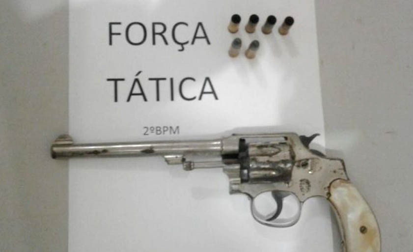 Arma apreendida com suposto atirador estava ainda com duas munições intactass - Divulgação/PM