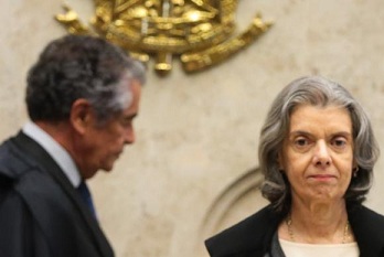 O ministro Marco Aurélio Mello e a presidente do STF, Cármen Lúcia, durante sessão plenária - José Cruz/Agência Brasil