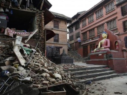 Centro de Operações de Emergência Nacional do Nepal elevou para 7.557 o número de mortes causadas pelo terremoto no Nepal - Narendra Shrestha/EPA/Agência Lusa