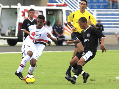 O meia Marcelinho do São Paulo (esq.) tenta jogada diante do marcador do Operário -