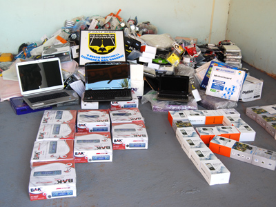 Policiais apreenderam mais de 700 produtos contrabandeados do Paraguai, entre computadores, videogames e celulares -
