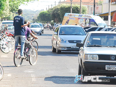 Maioria dos ciclistas não obedece à sinalização e circula na contramão - Maioria dos ciclistas não obedece à sinalização e circula na contramão -