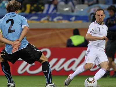 Lugano, do Uruguai, tenta impedir o cruzamento do francês Ribery - Lugano, do Uruguai, tenta impedir o cruzamento do francês Ribery -