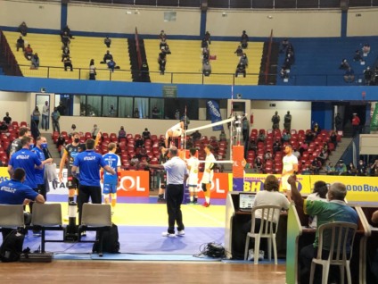 Atletas e comissão técnica dos dois times reclamaram da arbitragem em todos os cinco sets - Gabi Couto/CBN Atletas e comissão técnica dos dois times reclamaram da arbitragem em todos os cinco sets - Gabi Couto/CBN