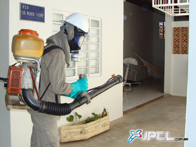 Agentes borrifam veneno contra mosquito da dengue no bairro Santa Terezinha -