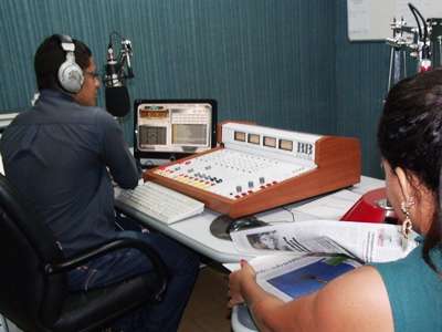 Ana Cristina Santos e Renato Borges, radialistas do programa RCN Notícias, da Cultura FM de Três Lagoas -