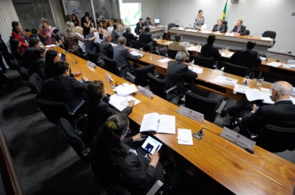 Pela proposta, fica vedada a entrada no mercado de trabalho de pessoas sem a adequada qualificação - Agência Senado