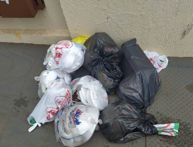 Lixo se acumula na frente das casas - Divulgação