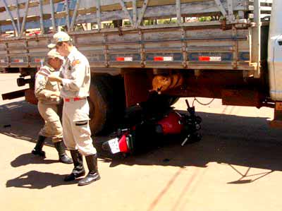 Moto acabou debaixo do caminhão depois do acidente -