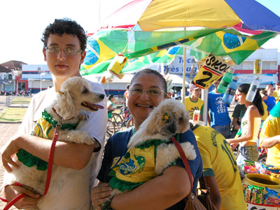 Torcedores caracterizam até animais de estimação -