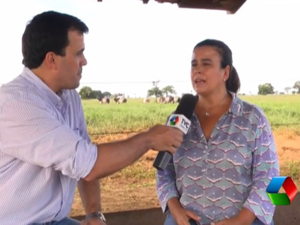 Apresentador do TVC Rural, Marco Garcia, durante entrevista com a pecuarista Leda Garcia - Reprodução/TVC