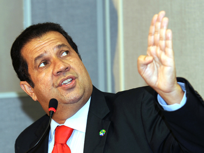O ministro do Trabalho, Carlos Luppi chega no início da tarde no município -