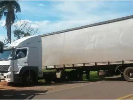 Na carreta havia cerca de 78 mil pacotes de cigarros do Paraguai - PMR/MS