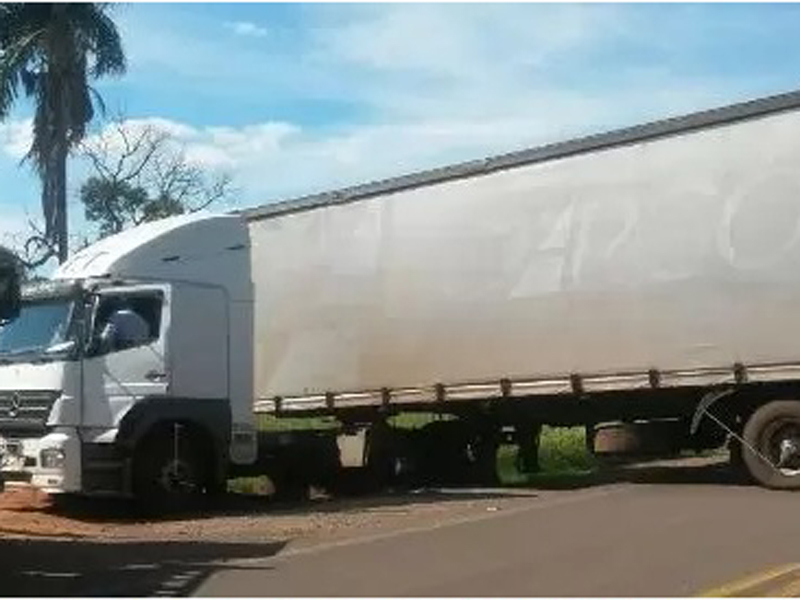 Na carreta havia cerca de 78 mil pacotes de cigarros do Paraguai - PMR/MS
