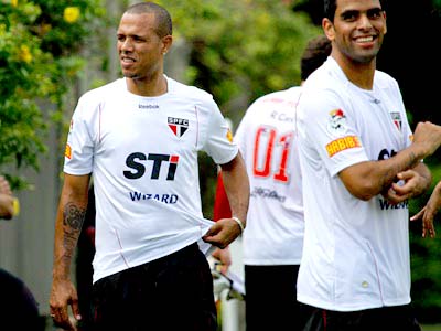 Luis Fabiano (esq.) pode fazer dupla de ataque com Maicon -