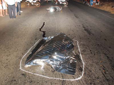 A vítima, em primeiro plano e a moto no fundo -