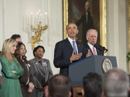 Barack Obama, ao lado vice-presidente Joe Biden e de pessoas atingidas pela violência armada, anuncia, no Salão Leste da Casa Branca, ações do executivo para reduzir a violência armada - EPA/Michael Reynolds/Agência Lusa