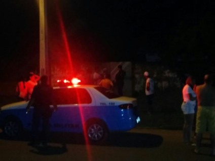 Policiais militares isolaram a área até a chegada da perícia e da Polícia Civil - Claudio Junior/TVC Policiais militares isolaram a área até a chegada da perícia e da Polícia Civil - Claudio Junior/TVC