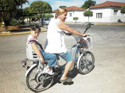 Uso de bicicleta elétrica tem sido comum no município -