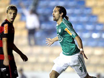 Centroavante comemora o gol marcado em Barueri -