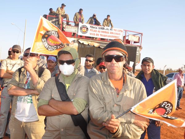 Trabalhadores em frente a Eldorado Brasil - Trabalhadores em frente a Eldorado Brasil -