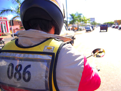 Lei aprovada no Senado disciplina circulação de mototaxistas e moto entregadores -
