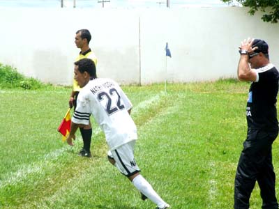 O Comercial já ganhou dois Campeonatos Varzeanos sob o comando do técnico e presidente João Torres (dir.) -