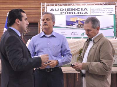 Gerente geral de Meio Ambiente da Fibria, Umberto Cinque (meio) apresentou o projeto -