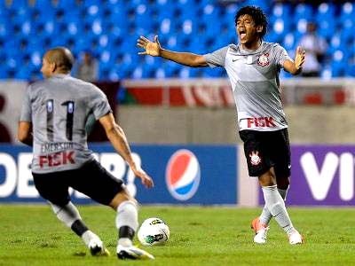 Timão de Emerson Sheik (esq.) e Romarinho enfrenta o Galo em casa -