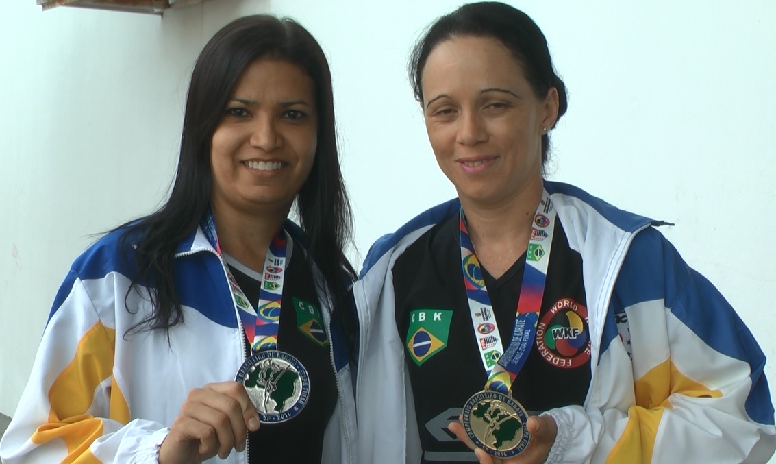 Com orgulho, a dupla mostra as medalhas conquistas no Campeonato Brasileiro de Karatê - Reprodução/TVC