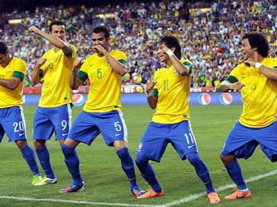 ogadores fazem coreografia para comemorar o primeiro gol, de Neymar -