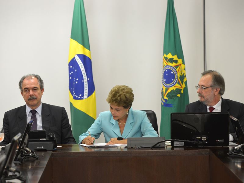 Dilma Rousseff entre os ministros  Aloizio Mercadante (Casa Civil) e Miguel Rossetto (Secretaria-Geral da Presidência) - Agência Brasil